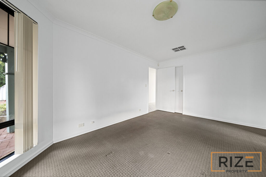 5 Coolamine Cl, Carramar-11