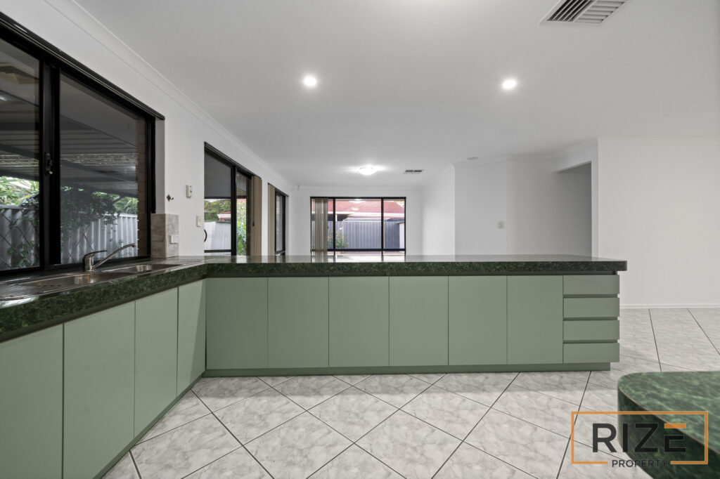 5 Coolamine Cl, Carramar-21