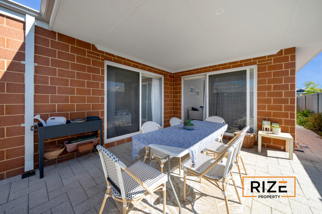 15 Formosa Way, Banksia Grove_LR_Logo-33